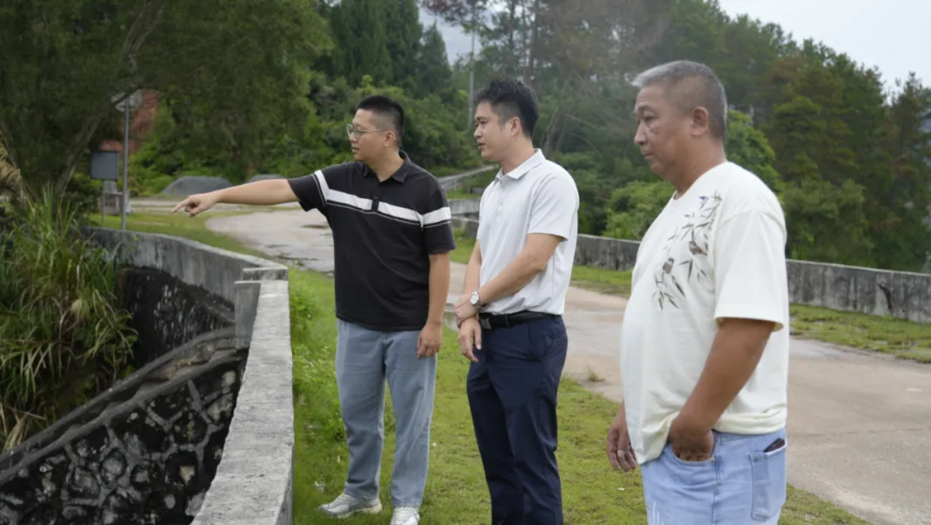 曾特深入乡镇调研督导防汛工作